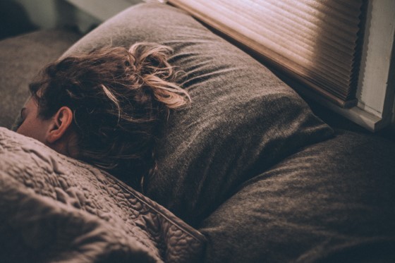Dle zmiňovaných studií, dokáže CBD zlepšovat kvalitu spánku a také upravovat spánkový cyklus